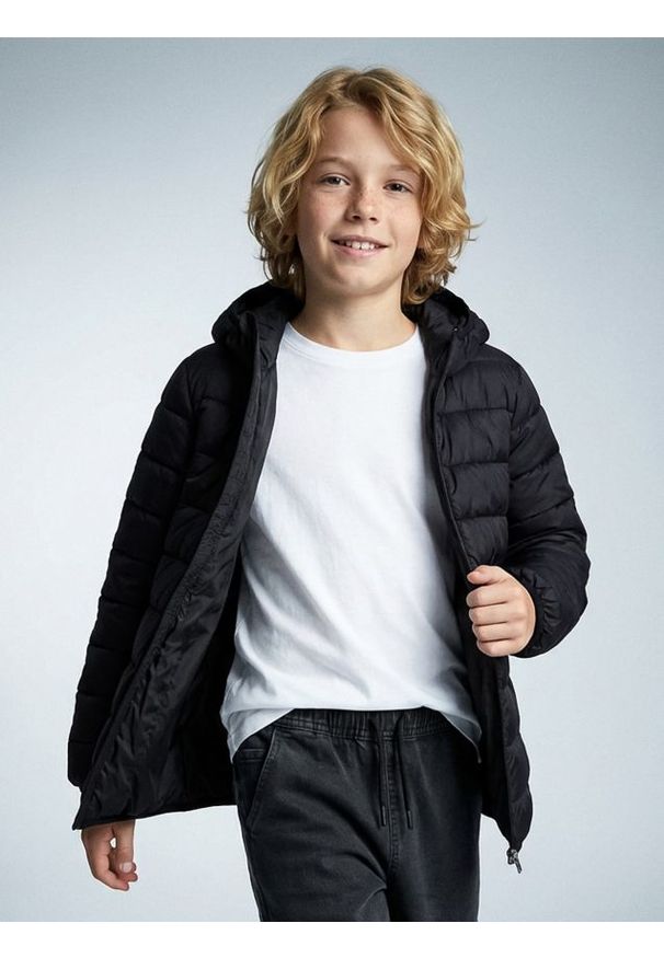 Sinsay - Pikowana kurtka puffer z kapturem - czarny. Typ kołnierza: kaptur. Kolor: czarny