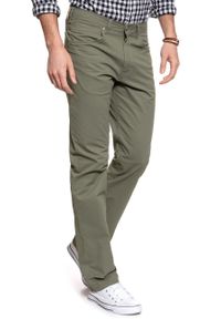 Wrangler - WRANGLER SPODNIE MĘSKIE ARIZONA MOSS GREEN W12OS5330. Materiał: materiał #10