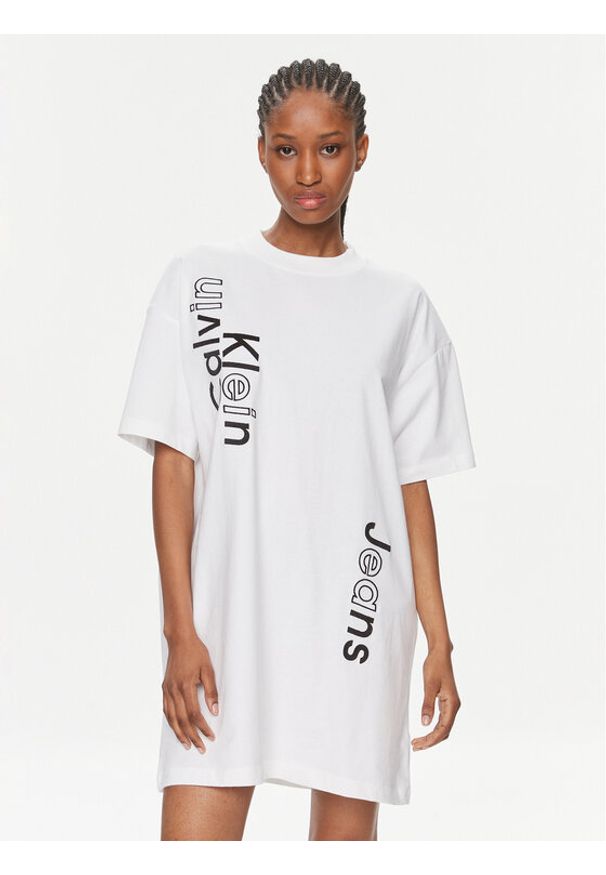 Calvin Klein Jeans Sukienka codzienna J20J223042 Biały Oversize. Okazja: na co dzień. Kolor: biały. Materiał: bawełna. Typ sukienki: proste, oversize. Styl: casual