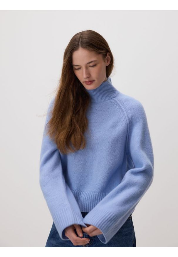 Reserved - Wełniany sweter z golfem - jasnoniebieski. Typ kołnierza: golf. Kolor: niebieski. Materiał: wełna