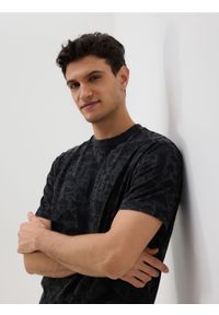 Reserved - T-shirt comfort z nadrukiem - brązowy. Kolor: brązowy. Materiał: dzianina, bawełna. Wzór: nadruk #1