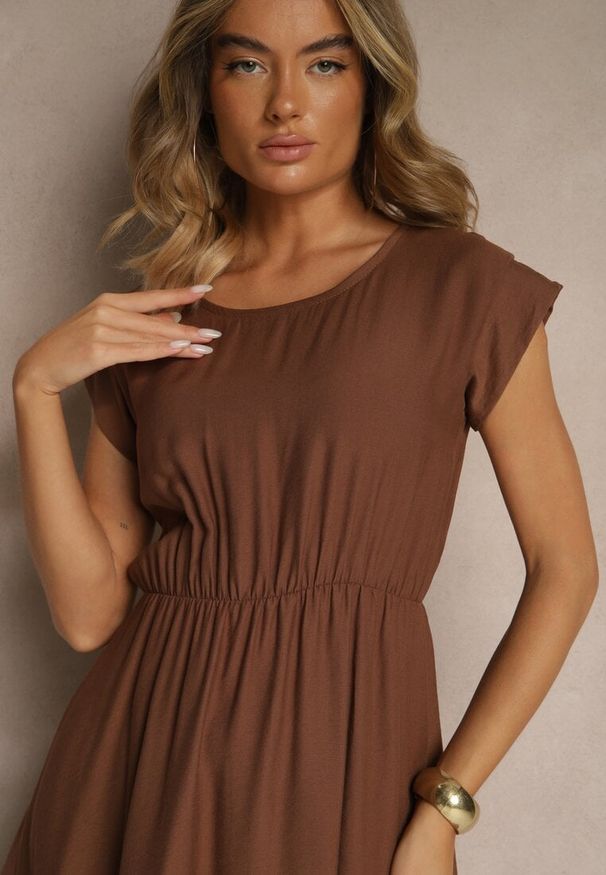 Renee - Brązowa Rozkloszowana Sukienka z Wiskozy Linurea. Okazja: na co dzień. Kolor: brązowy. Materiał: wiskoza. Styl: klasyczny, elegancki, casual
