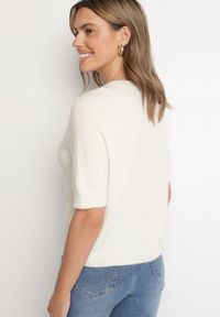 Born2be - Jasnobeżowy Sweter z Wełną z Krótkim Rękawem Dannoria. Okazja: na co dzień. Kolor: beżowy. Materiał: wełna. Długość rękawa: krótki rękaw. Długość: krótkie. Styl: elegancki, casual #3