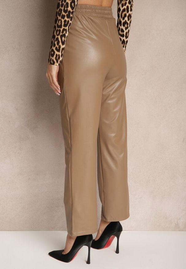 Renee - Ciemnobeżowe Szerokie Spodnie High Waist z Imitacji Skóry Narlemi. Okazja: na co dzień. Stan: podwyższony. Kolor: beżowy. Materiał: skóra. Styl: elegancki, casual