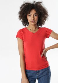 Born2be - Czerwony T-shirt Nysalphia. Kolor: czerwony. Materiał: dzianina, elastan, bawełna. Długość rękawa: krótki rękaw. Długość: krótkie. Styl: klasyczny