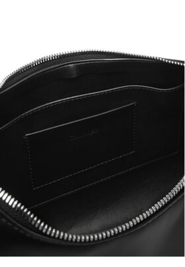 Calvin Klein Torebka Emblem Hw Lthr Shoulder Bag LV04F3262G Czarny. Kolor: czarny. Materiał: skórzane