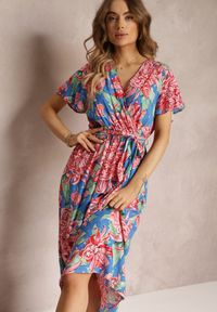Renee - Niebiesko-Różowa Wiskozowa Sukienka Maxi z Kopertowym Dekoltem z Gumką w Talii Lynette. Kolor: niebieski. Materiał: wiskoza. Długość rękawa: krótki rękaw. Wzór: kwiaty. Sezon: lato, wiosna. Typ sukienki: kopertowe. Długość: maxi