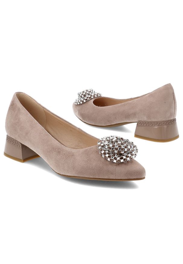 Czółenka damskie S.Barski, cholewka ze skóry naturalnej na niskim stabilnym obcasie z efektowną biżuteryjną aplikacją na nosku, beżowe, CR61-3029. Okazja: na co dzień. Nosek buta: szpiczasty. Kolor: beżowy. Szerokość cholewki: normalna. Wzór: aplikacja. Materiał: skóra. Obcas: na obcasie. Styl: casual, elegancki, klasyczny. Wysokość obcasa: niski