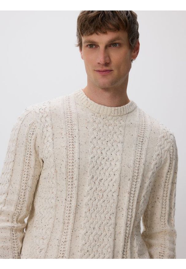 Reserved - Sweter z dekoracyjnym splotem - złamana biel. Materiał: bawełna, dzianina. Wzór: ze splotem