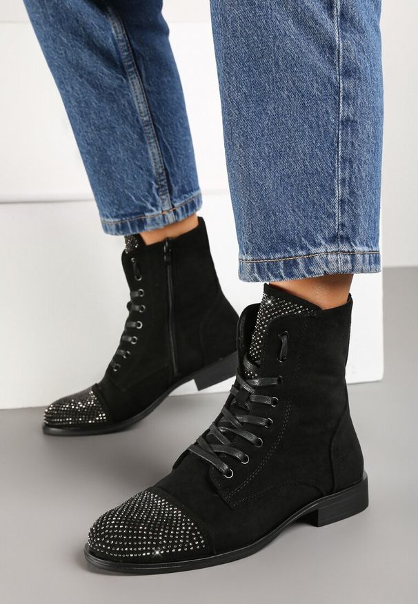Renee - Czarne Botki na Płaskiej Podeszwie ze Sznurowaniem i Cyrkoniami Innama. Zapięcie: sznurówki. Kolor: czarny. Materiał: jeans. Obcas: na płaskiej podeszwie. Styl: elegancki
