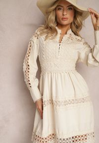 Renee - Beżowa Koronkowa Sukienka z Ozdobnym Dekoltem Sweeney. Kolor: beżowy. Materiał: koronka. Długość rękawa: długi rękaw #2
