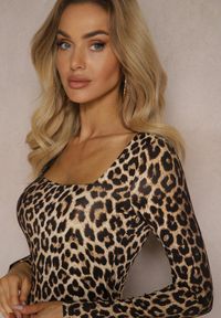 Renee - Brązowa Bluzka w Panterkę Seliusei. Typ kołnierza: dekolt kwadratowy. Kolor: brązowy. Materiał: dzianina. Długość rękawa: długi rękaw. Długość: długie. Wzór: motyw zwierzęcy. Styl: klasyczny #5