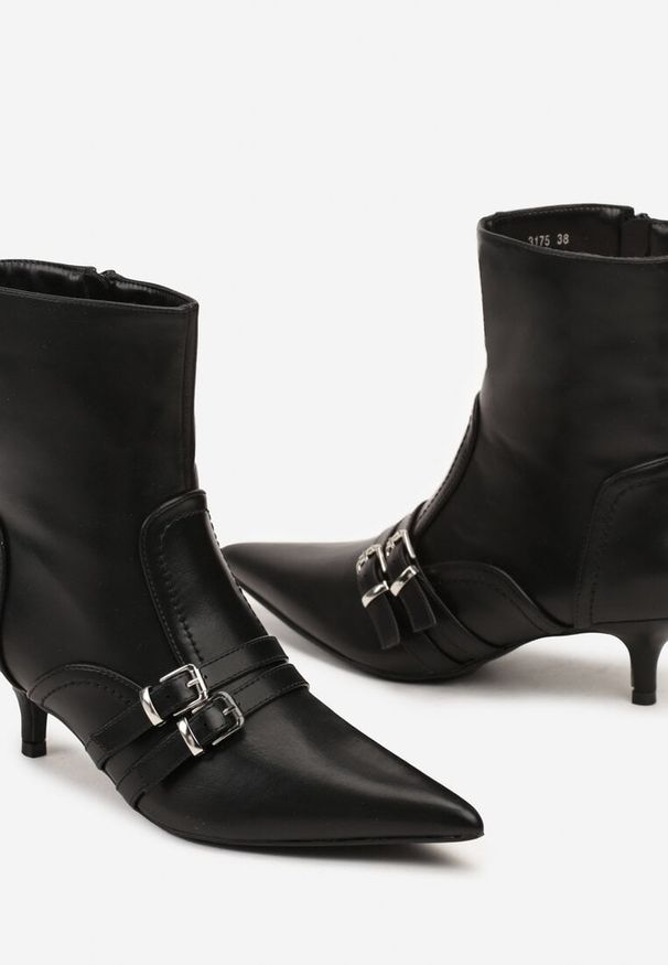 Born2be - Czarne Botki na Obcasie Typu Kaczuszka Ozdobione Klamrami Alleandra. Okazja: na co dzień. Zapięcie: klamry. Kolor: czarny. Materiał: jeans. Wzór: aplikacja. Obcas: na obcasie. Styl: wizytowy, casual, elegancki, klasyczny, rockowy. Wysokość obcasa: średni