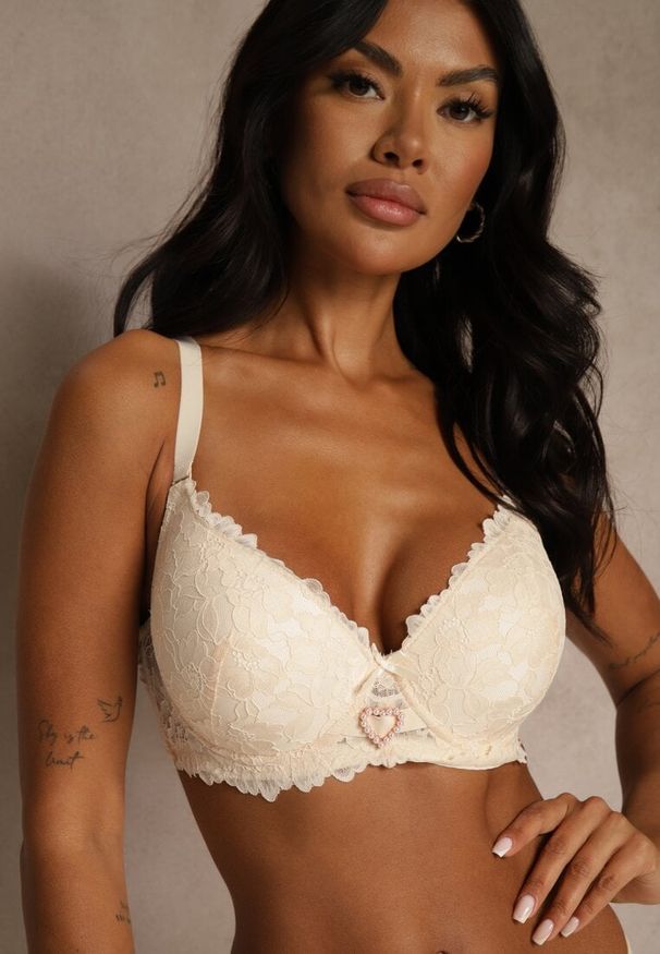 Renee - Beżowy Koronkowy Biustonosz Ozdobiony Cyrkoniowym Sercem Bothilei. Kolor: beżowy. Materiał: koronka. Wzór: aplikacja