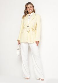 Born2be - Żółta Taliowana Marynarka o Jednorzędowym Kroju z Wiązanym Paskiem Davililsa. Okazja: na co dzień. Kolor: żółty. Materiał: jeans. Styl: casual, elegancki #3