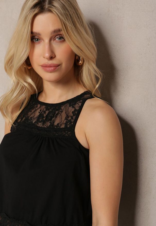 Renee - Czarny Top z Bawełny Ozdobiony Koronką i Falbanką Larana. Kolor: czarny. Materiał: bawełna, koronka. Wzór: koronka, aplikacja