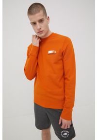 New Balance bluza męska kolor pomarańczowy z nadrukiem. Okazja: na co dzień. Kolor: pomarańczowy. Materiał: bawełna. Wzór: nadruk. Styl: casual