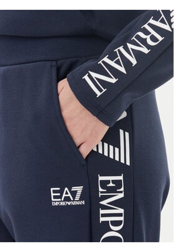 EA7 Emporio Armani Dres 7W000116 AF10443 UB102 Granatowy Regular Fit. Kolor: niebieski. Materiał: syntetyk