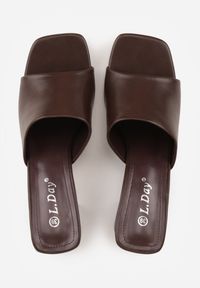 Renee - Brązowe Eleganckie Klapki na Słupku z Otwartym Noskiem Kwadratowym Hippeis. Okazja: na co dzień. Nosek buta: otwarty. Kolor: brązowy. Materiał: jeans. Obcas: na słupku. Styl: elegancki. Wysokość obcasa: średni #2