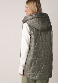 Born2be - Zielona Pikowana Kamizelka o Długim Kroju z Nieodpinanym Kapturem i Aplikacją Koretes. Okazja: na co dzień. Kolor: zielony. Materiał: prążkowany, poliester. Długość: długie. Wzór: aplikacja. Styl: casual #4