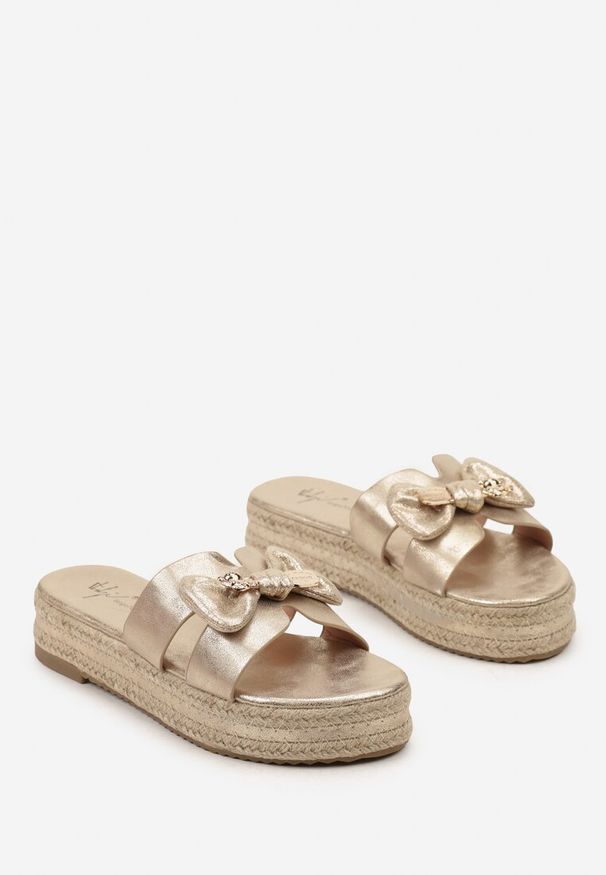 Born2be - Złote Klapki na Grubej Plecionej Podeszwie z Ozdobną Kokardką Zakresia. Kolor: złoty. Wzór: kwiaty. Sezon: lato. Styl: elegancki
