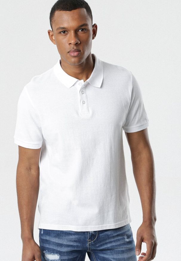 Born2be - Biała Koszulka Ashose. Typ kołnierza: polo. Kolor: biały. Materiał: dzianina. Długość rękawa: krótki rękaw. Długość: krótkie. Wzór: jednolity. Styl: sportowy