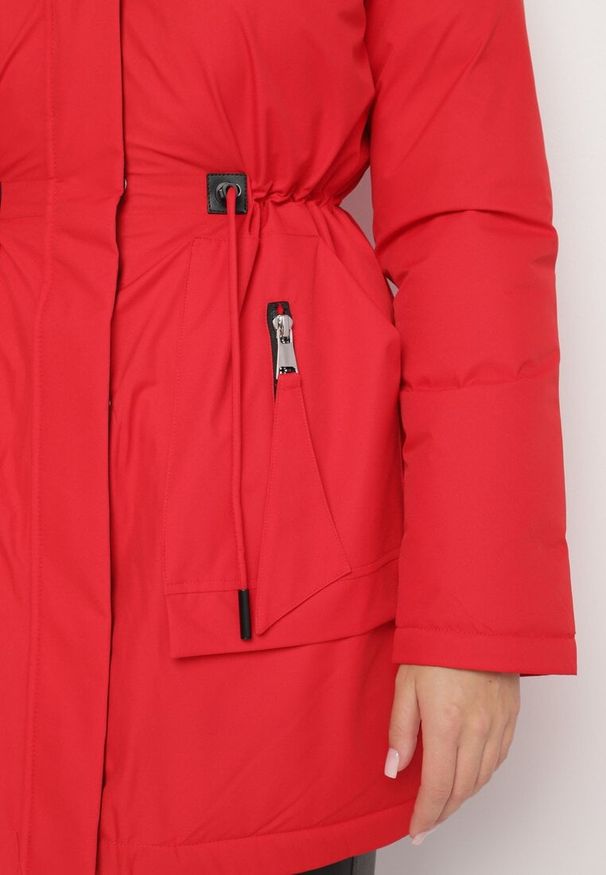 Born2be - Czerwona Kurtka Parka z Kapturem Ściągana w Pasie Semielin. Okazja: na co dzień, na spacer. Typ kołnierza: kaptur. Kolor: czerwony. Styl: elegancki, casual