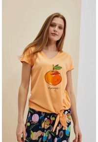 MOODO - T-shirt z nadrukiem i dekoltem w serek brzoskwiniowy. Typ kołnierza: dekolt w serek. Kolor: pomarańczowy. Materiał: bawełna. Wzór: nadruk