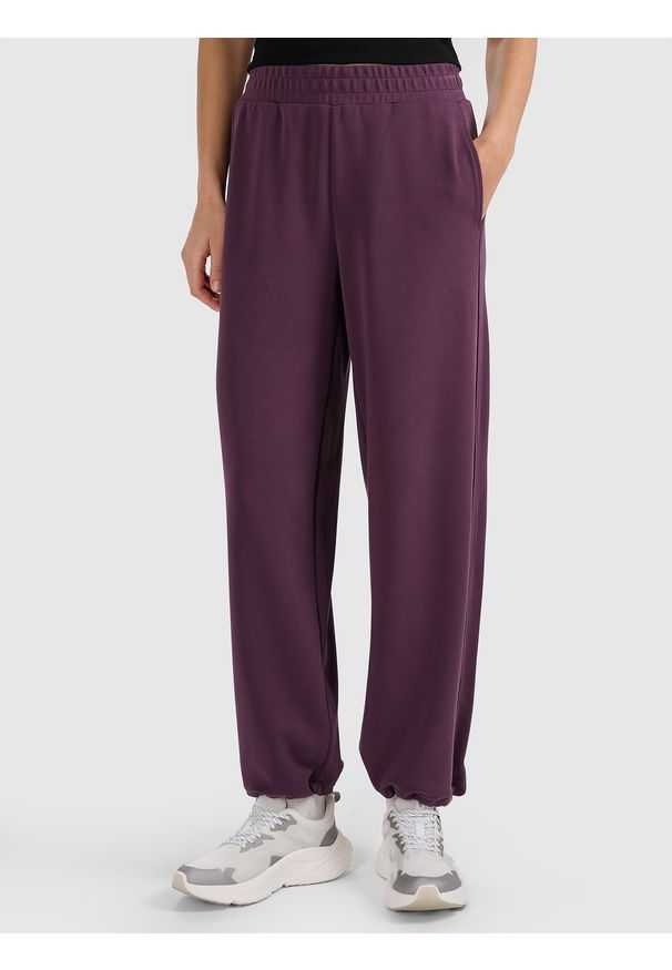 4f - 4F Spodnie dresowe z szerokimi nogawkami z modalem damskie - fioletowe S. Stan: podwyższony. Kolor: fioletowy. Materiał: dresówka. Wzór: gładki