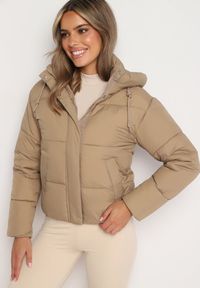 Born2be - Ciemnobeżowa Pikowana Kurtka Puffer z Kapturem Miviera. Okazja: na spacer, na co dzień. Typ kołnierza: kaptur. Kolor: beżowy. Materiał: dzianina, jeans. Sezon: zima. Styl: casual #2
