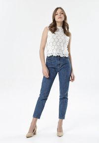 Born2be - Biała Bluzka Fernrun. Typ kołnierza: kołnierzyk stójkowy. Kolor: biały. Materiał: jeans, koronka. Długość rękawa: bez rękawów. Wzór: ażurowy, aplikacja, koronka. Styl: elegancki #4