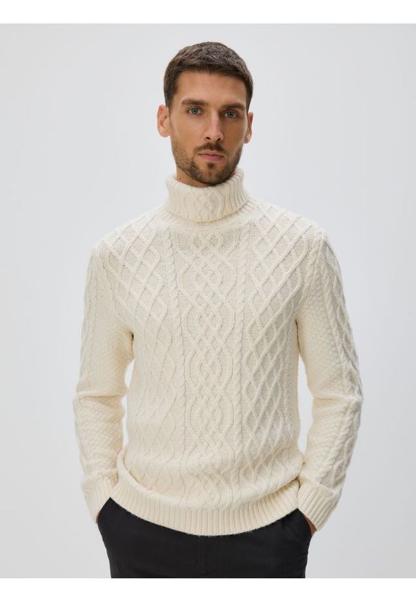 Reserved - Strukturalny sweter z golfem - złamana biel. Typ kołnierza: golf. Materiał: bawełna, dzianina