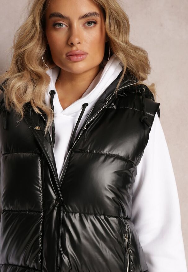 Renee - Czarna Długa Kamizelka z Kapturem i Kieszeniami Ozdobiona Pikowaniem Moncja. Okazja: na co dzień. Typ kołnierza: kaptur. Kolor: czarny. Materiał: jeans, materiał. Długość: długie. Wzór: aplikacja. Styl: casual, sportowy