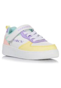 skechers - Buty do chodzenia dla dzieci Skechers Sport Court 92. Okazja: na co dzień. Kolor: biały, wielokolorowy. Materiał: materiał, syntetyk. Szerokość cholewki: normalna. Model: Skechers Sport. Sport: turystyka piesza