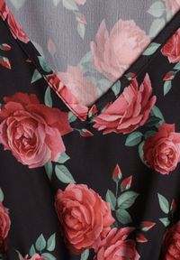 Renee - Czarna Sukienka Gwenheda. Typ kołnierza: dekolt w serek. Kolor: czarny. Długość rękawa: krótki rękaw. Wzór: aplikacja. Długość: mini #3