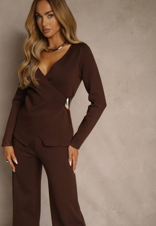Renee - Brązowy Dzianinowy Komplet Szerokie Spodnie z Wiskozą i Kopertowy Sweter Enssa. Kolor: brązowy. Materiał: wiskoza, dzianina