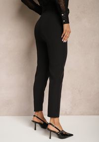 Renee - Czarne Dopasowane Spodnie Garniturowe High Waist z Paskiem w Talii Ozdobionym Klamrą Binah. Stan: podwyższony. Kolor: czarny. Długość: długie. Wzór: aplikacja #5