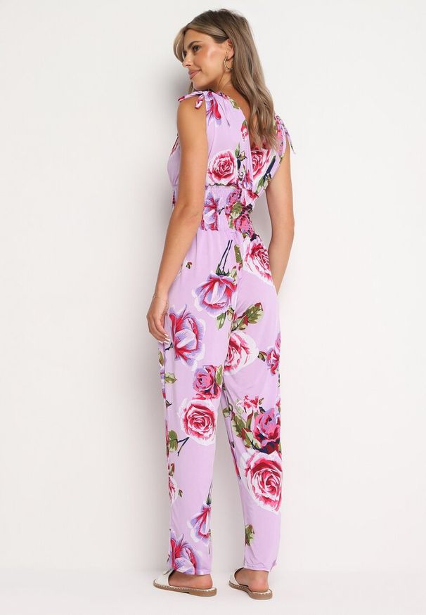 Born2be - Fioletowy Taliowany Kombinezon w Kwiaty z Długimi Nogawkami Renivia. Okazja: na co dzień. Kolor: fioletowy. Długość: długie. Wzór: kwiaty. Styl: street, casual