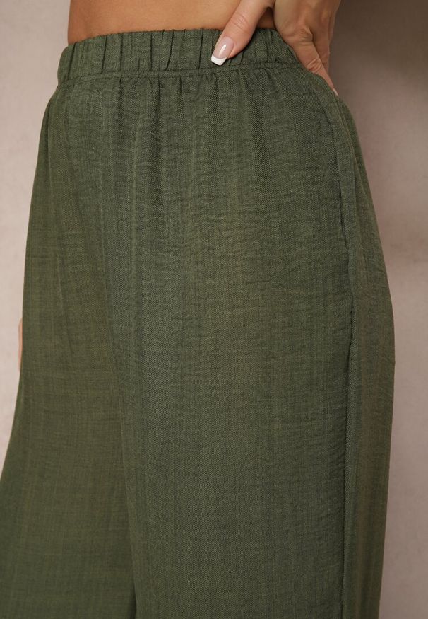 Renee - Ciemnozielone Spodnie Typu Palazzo High Waist o Szerokim Kroju Arathira. Okazja: na co dzień, na imprezę. Stan: podwyższony. Kolor: zielony. Materiał: jedwab. Długość: długie. Styl: elegancki, casual