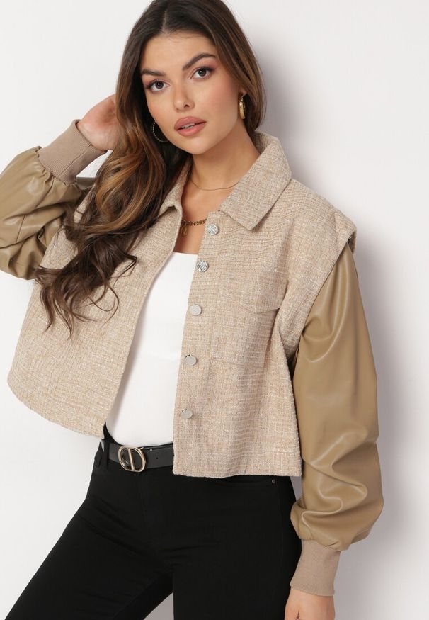 Born2be - Beżowa Krótka Kurtka Bomberka z Rękawami z Imitacji Skóry Meliara. Okazja: na co dzień. Kolor: beżowy. Materiał: skóra. Długość: krótkie. Wzór: aplikacja. Styl: casual