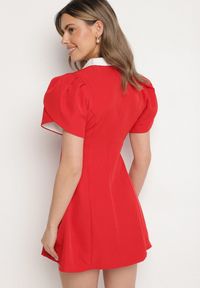 Born2be - Czerwona Sukienka w Stylu Retro z Biżuteryjną Broszką i Ozdobnymi Rękawami Tilanea. Okazja: na co dzień. Typ kołnierza: dekolt w kształcie V. Kolor: czerwony. Styl: retro #7