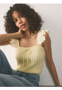 Reserved - Bluzka z wiązaniem - jasnożółty. Kolor: żółty. Materiał: bawełna, dzianina #1