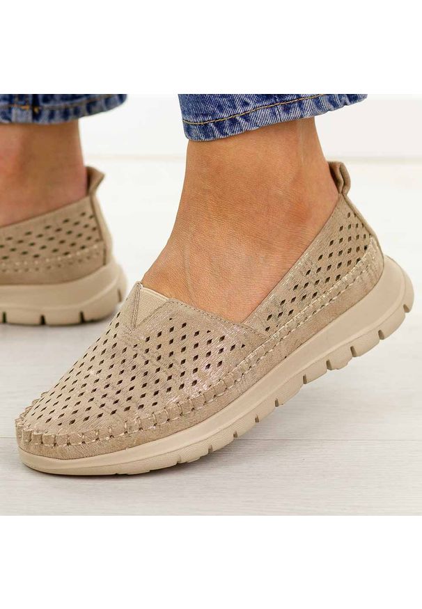 Złote ażurowe półbuty damskie Sergio Leone Mk099H. Okazja: na spacer, na co dzień. Nosek buta: okrągły. Zapięcie: bez zapięcia. Kolor: złoty. Szerokość cholewki: normalna. Wzór: ażurowy. Materiał: skóra. Sezon: wiosna, lato. Styl: casual, elegancki, klasyczny