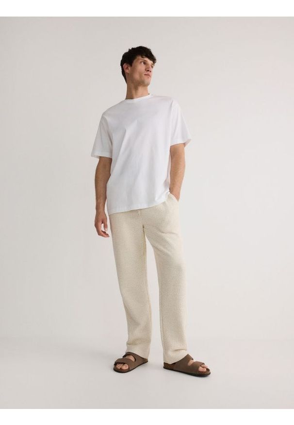 Reserved - Spodnie ze strukturalnej dzianiny - beżowy. Kolor: beżowy. Materiał: dzianina
