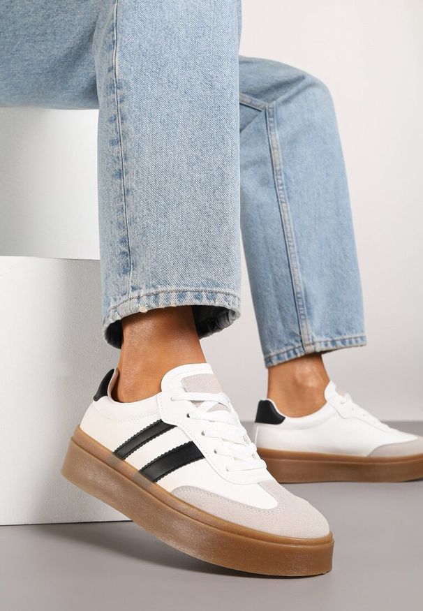 Renee - Biało-Czarne Sneakersy na Kauczukowej Podeszwie Ozdobione Paskami Nilimea. Okazja: na co dzień. Zapięcie: pasek. Kolor: biały. Materiał: kauczuk. Wzór: aplikacja