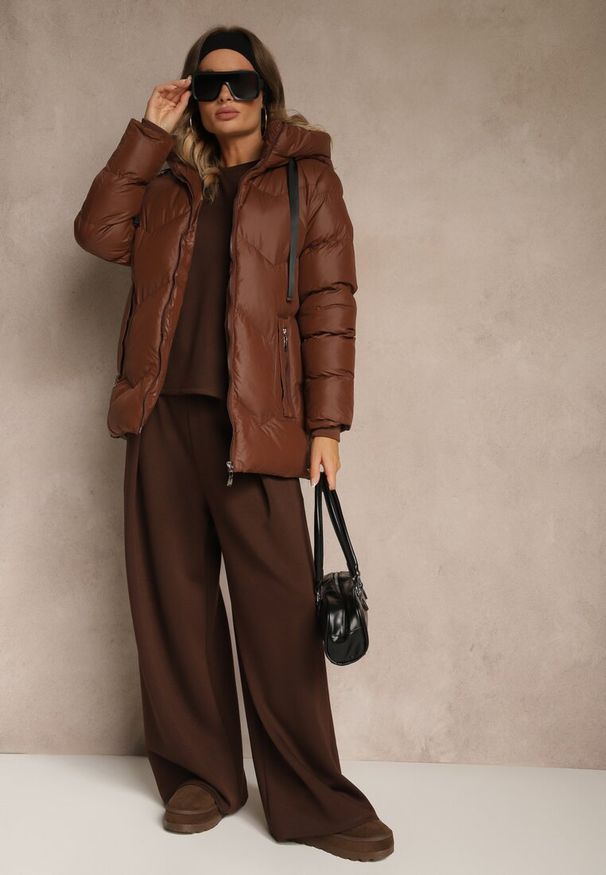 Renee - Brązowa Kurtka Pikowana z Kapturem i Sznurkami Oleanesa. Okazja: na co dzień. Typ kołnierza: kaptur. Kolor: brązowy. Materiał: jeans. Styl: sportowy, casual