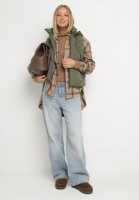 Born2be - Ciemnozielona Klasyczna Kamizelka z Pikowanymi Przeszyciami i Kapturem Ollera. Okazja: na co dzień. Typ kołnierza: kaptur. Kolor: zielony. Materiał: jeans. Styl: klasyczny #3
