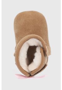 Ugg - UGG Śniegowce zamszowe dziecięce kolor brązowy. Nosek buta: okrągły. Zapięcie: rzepy. Kolor: brązowy. Materiał: zamsz
