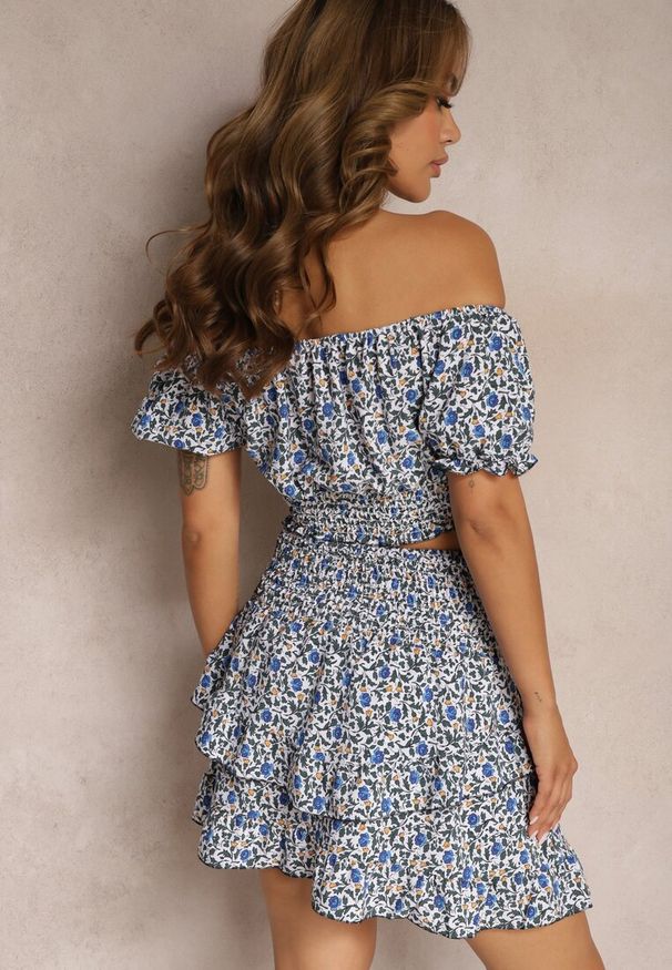 Renee - Biało-Niebieski Komplet w Kwiaty Bluzka Hiszpanka Spódnica z Falbankami i Gumką w Talii Ristelle. Kolor: biały. Wzór: kwiaty