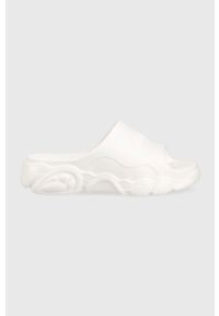 Buffalo klapki Cld Slide damskie kolor biały na platformie 1622261. Kolor: biały. Materiał: materiał. Wzór: gładki. Obcas: na platformie #1